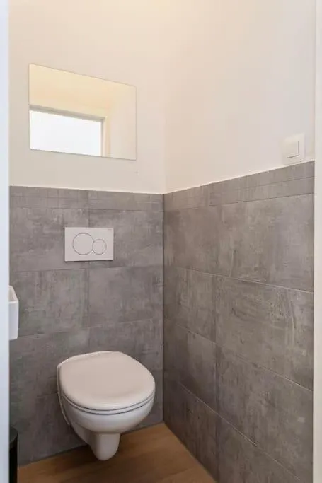 1-Br Centre Antwerp Haven With Patio Apartment