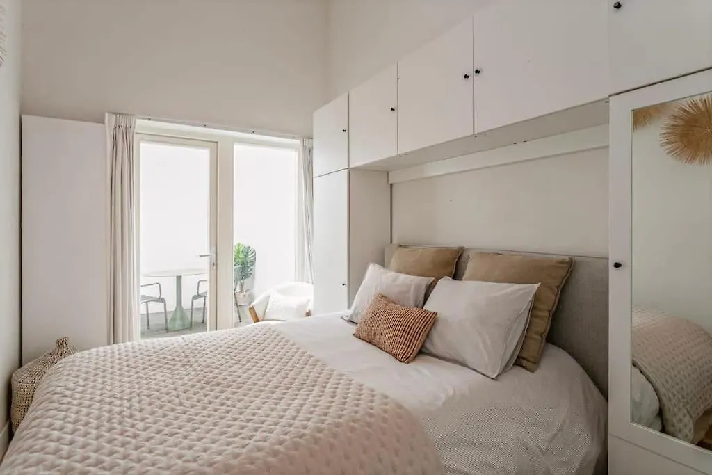 1-Br Centre Antwerp Haven With Patio Apartment